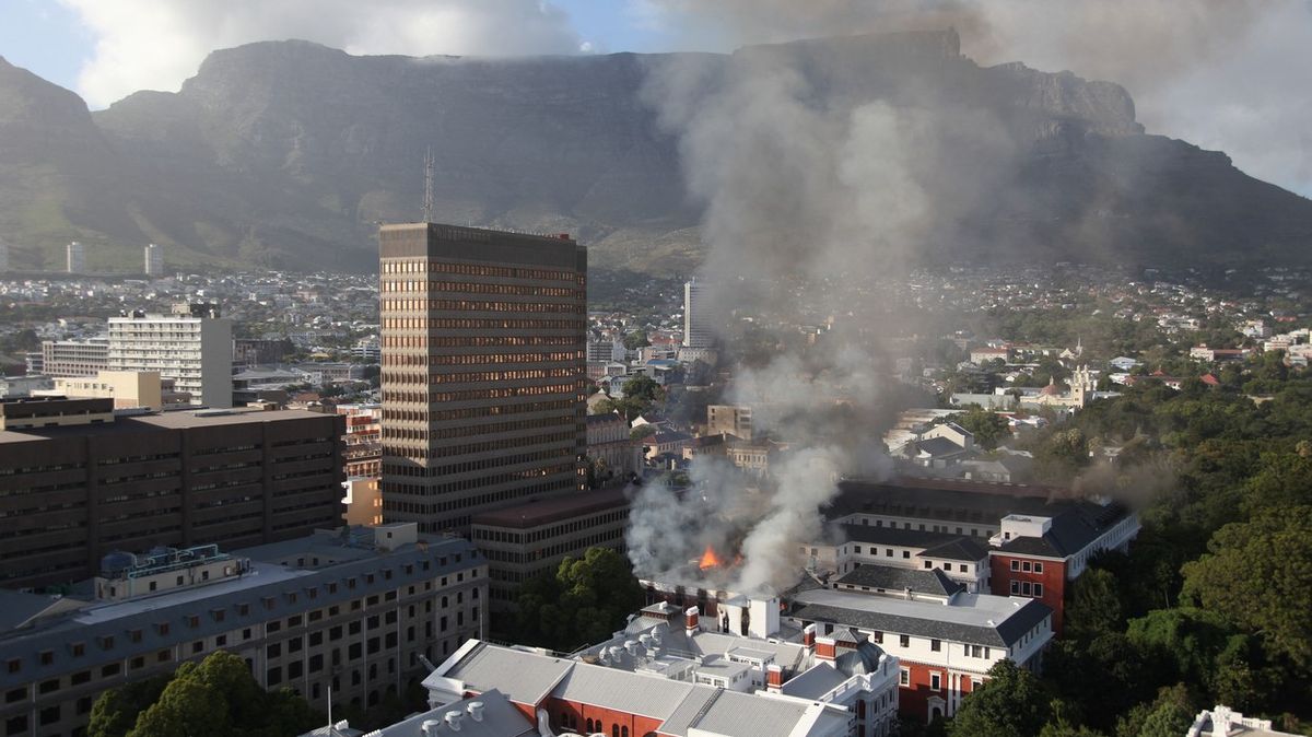 Sídlo jihoafrického parlamentu zachvátil rozsáhlý požár